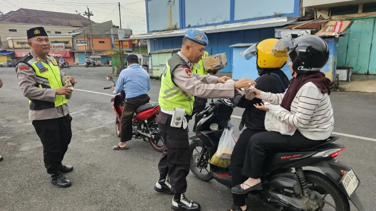 Polsek Bobotsari Bagikan 100 Bungkus Takjil untuk Warga