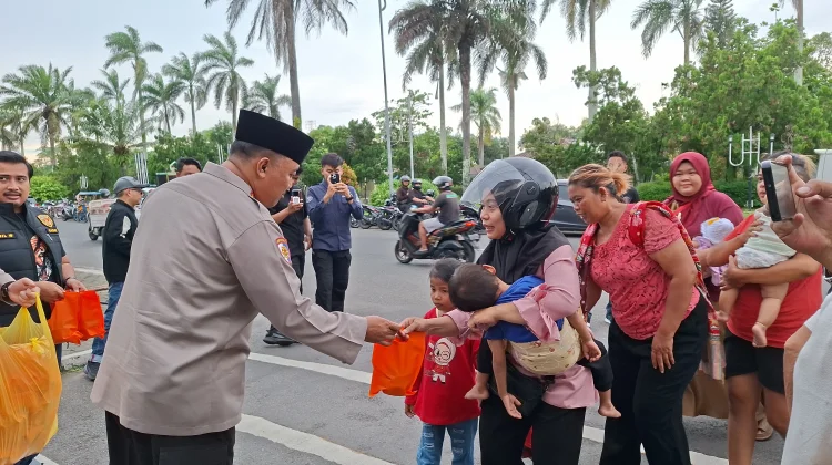 Gandeng Media, Polresta Cilacap Berbagi Takjil Ramadan dan Santunan Anak Yatim