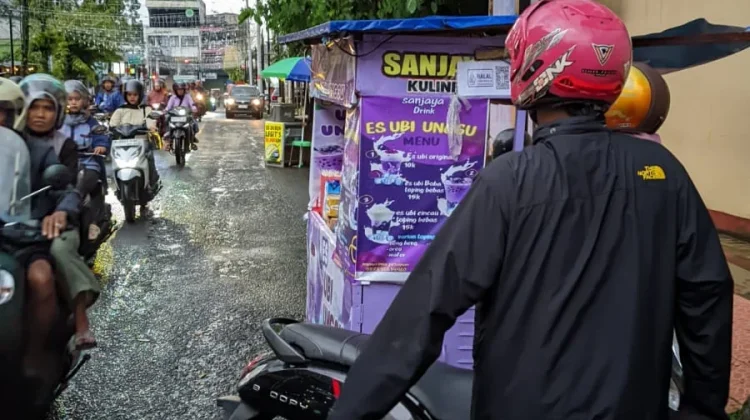 Hujan Tak Menyurutkan Masyarakat Purbalingga Berburu Takjil