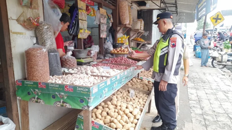 Kapolsek Bobotsari Cek Harga dan Ketersediaan Bapokting di Pasar