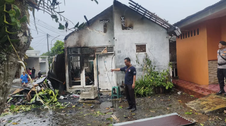 Polsek Kutasari Periksa TKP Kebakaran Rumah di Desa Meri