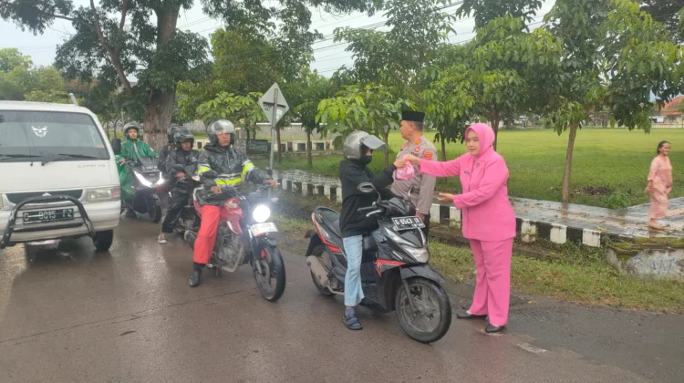 Berkah Ramadhan, Polsek Dukuhwaru Bagi-bagi Takjil jelang Berbuka Puasa