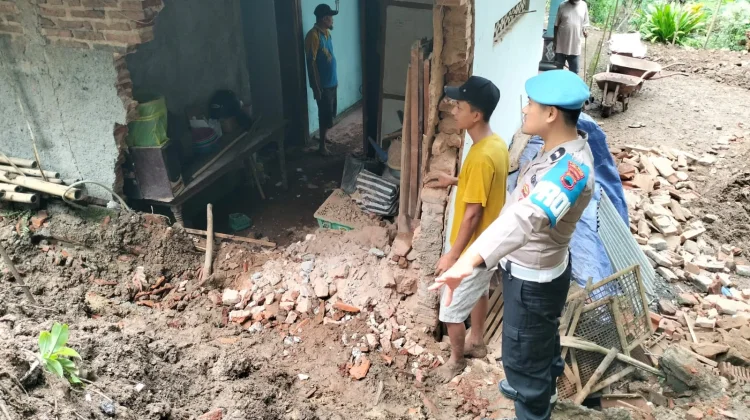 Sinergi Polsek Kutowinangun dan Warga Lakukan Kerja Bakti Pasca Longsor