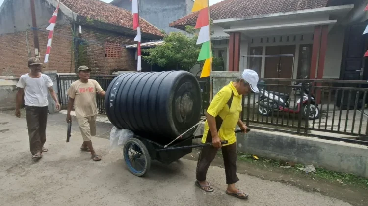 Warga Cikuya Bahu-Membahu Distribusikan Toren Air TMMD untuk Fasilitas Ibadah