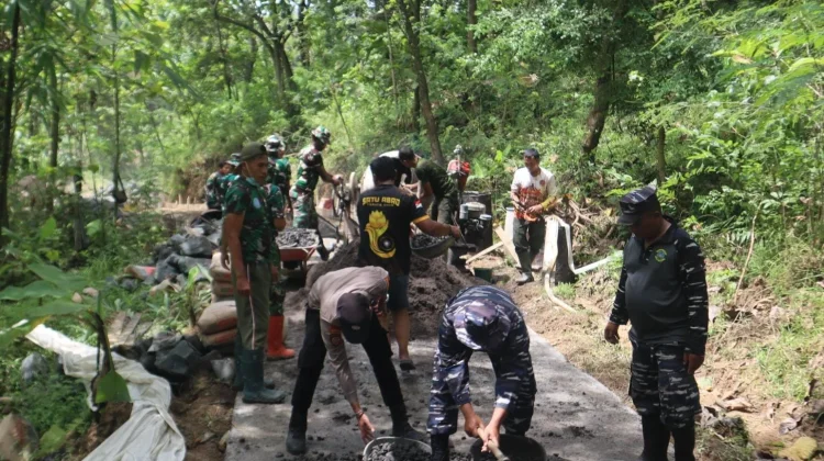 Sinergi Lintas Matra, Prajurit TNI AL Terjun Bangun Desa Terpencil