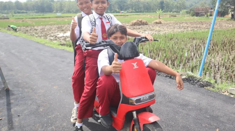 Senyum di Atas Aspal Baru, Anak-Anak Cikuya Sambut Wajah Baru Desa