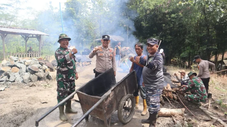 Satgas TMMD 127 dan Warga Percepat Pengaspalan Jalan