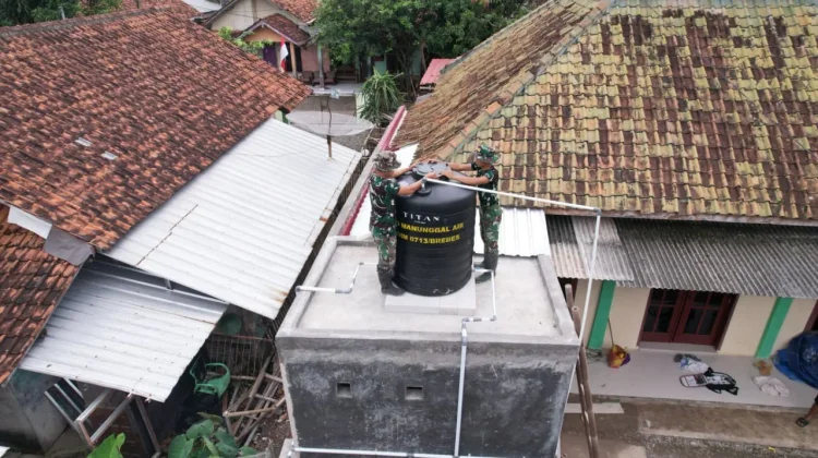 Satgas TMMD Pasang Toren Air di Mushola Al-Badriah Desa Cikuya