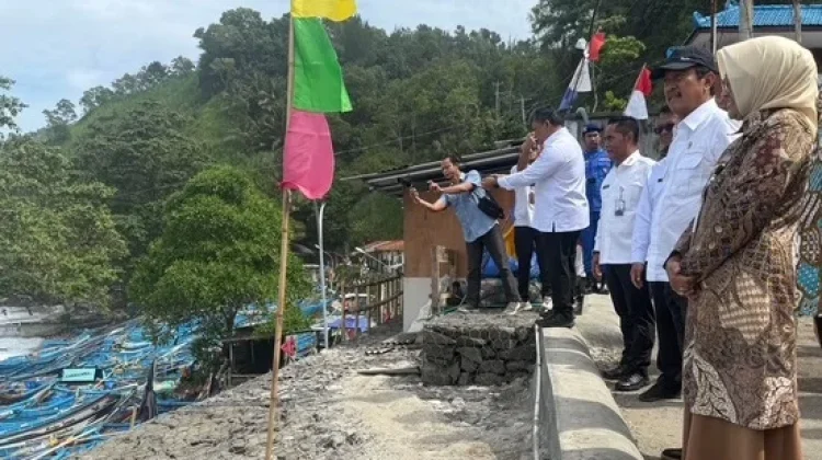 Menteri KKP Tinjau Kampung Nelayan Merah Putih Karang Duwur