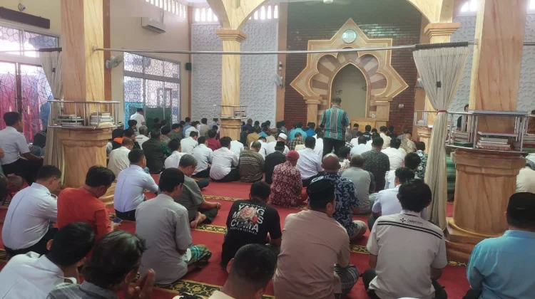 Ramadan Penuh Berkah, Sholat Dzuhur di Masjid Darusalam Tetap Ramai