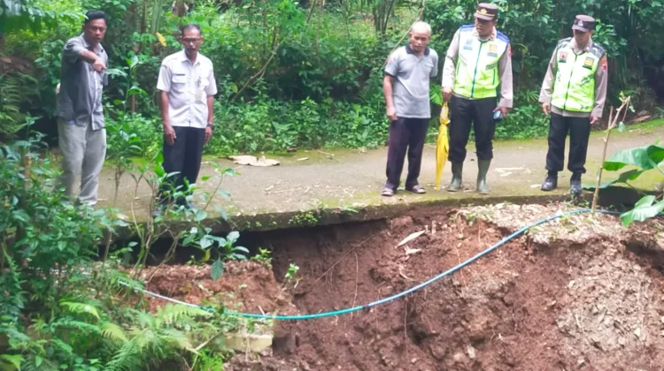 Hujan Angin, Bahu Jalan di Karanggayam Kebumen Longsor