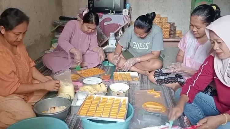 Menjelang Lebaran Perajin Kue Kering di Banjarnegara Kebanjiran Pesanan