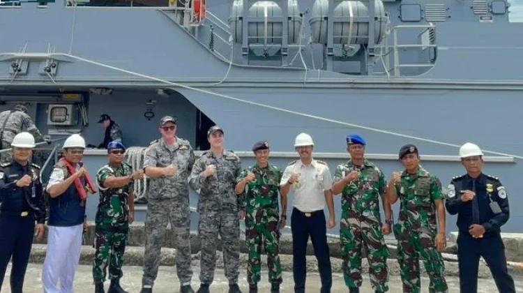 Kapal Perang Australia Bersandar di Cilacap, Imigrasi Periksa Awak