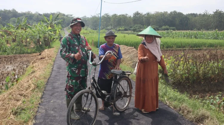 Kini Jalan Cikuya Mudahkan Petani Angkut Hasil Bumi dengan Sepeda