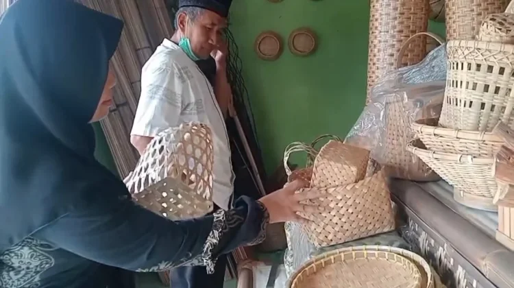 Menjelang Lebaran, Perajin Keranjang Parcel Bambu di Banjarnegara Melonjak