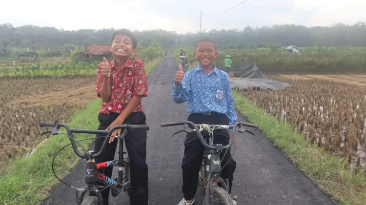 Keceriaan Anak Cikuya Mencoba Gowes Sepeda diatas Aspal Jalan Baru
