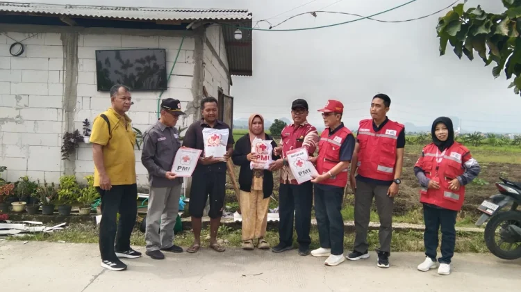 PMI Kabupaten Tegal Salurkan Bantuan Warga Terdampak Angin Kencang di Warureja