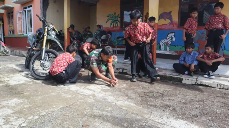 Hangatnya Kebersamaan, Kopka Sigit Bermain Kelereng  Desa Anak Cikuya