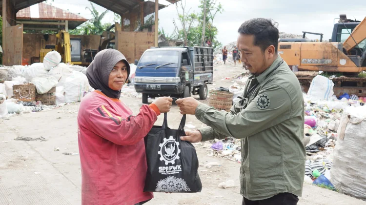 SPP PWK Kilang Cilacap Berbagi Sembako hingga Dukung Disabilitas