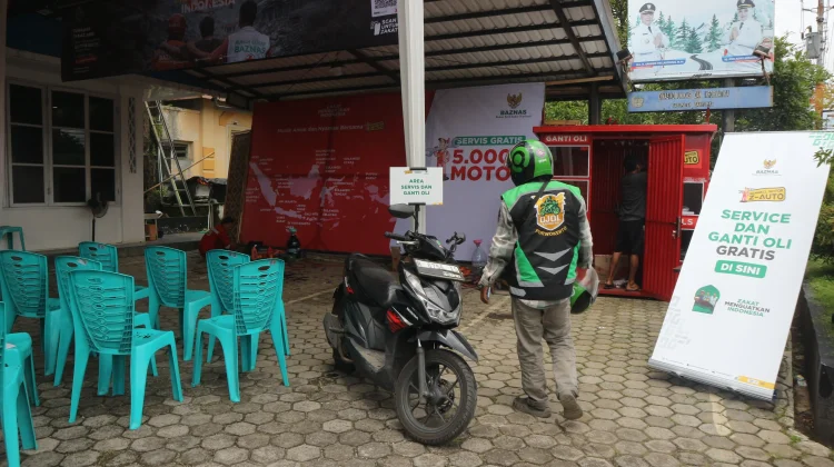 Pengemudi Ojek Manfaatkan Servis Motor Gratis dari Baznas Banyumas