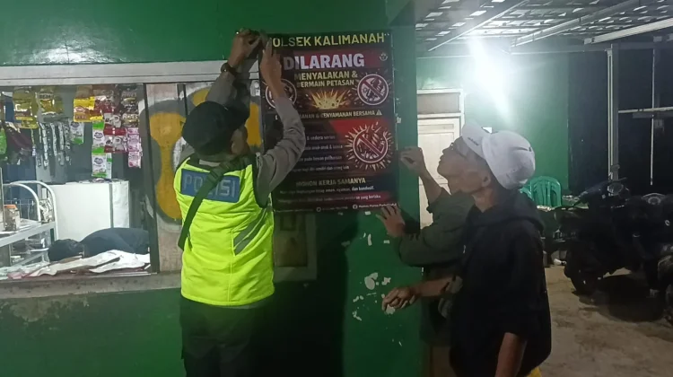 Sambil Patroli, Polsek Kalimanah Pasang Imbauan Larangan dan Bahaya Petasan