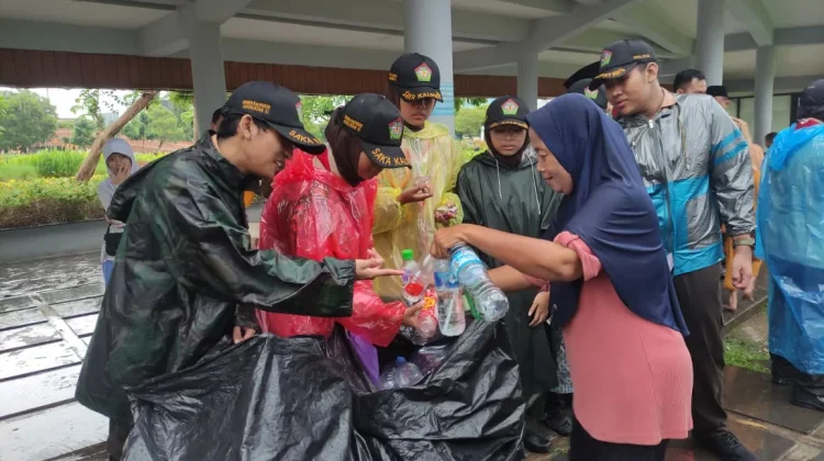 Saka Kalpataru Kota Tegal Gelar Program Tukar Sampah Plastik Menjadi Makanan
