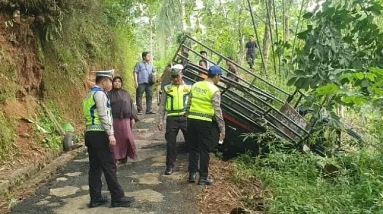 Pickup Bermuatan Warga Terguling di Tanjakan Sempor