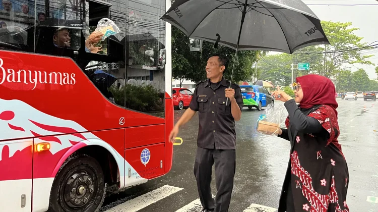 DWP RRI Purwokerto Berbagi Takjil Kepada Masyarakat Sekitar