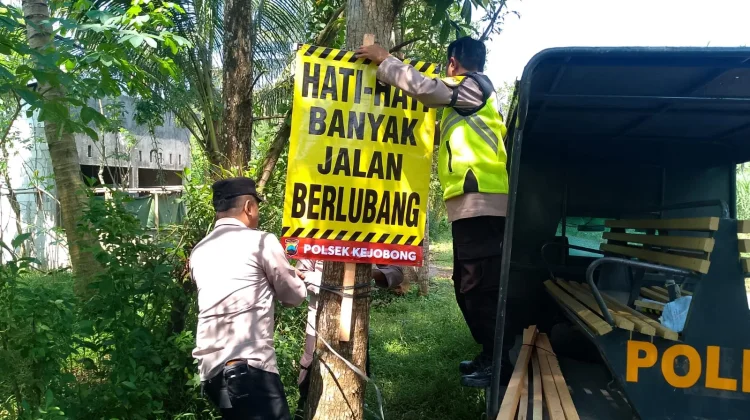 Polsek Kejobong Pasang Spanduk Imbauan Keselamatan di Jalur Jalan Berlubang