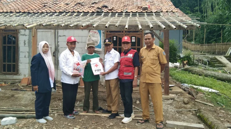 PMI Kabupaten Tegal Salurkan Bantuan untuk Warga Terdampak Rumah Tertimpa Pohon