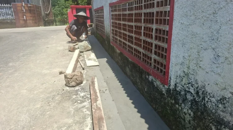Tukang di Desa Cikuya Sukarela Buat Saluran Air Demi Keawetan Jalan TMMD