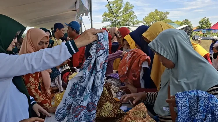 Berburu Baju Lebaran Rp2 Ribu, Warga Serbu Bazar Pakaian Murah PKK Cilacap