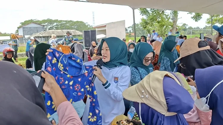 Berburu Baju Lebaran Rp2 Ribu, Warga Serbu Bazar Pakaian Murah PKK Cilacap