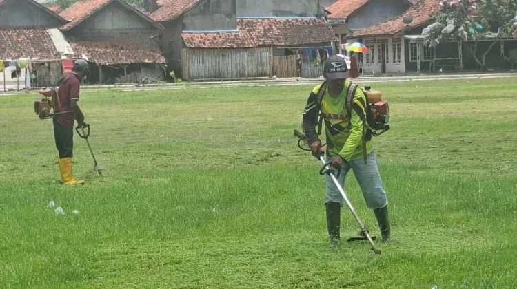 Satgas TMMD dan Warga Bersihkan Lapangan Desa Cikuya Menjelang Upacara Penutupan