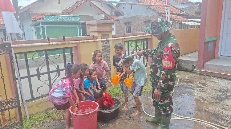 TNI Manunggal Air Sentuh Desa Cikuya, Babinsa dan Anak-Anak Rayakan Melimpahnya Air