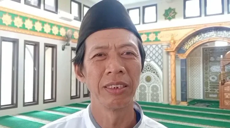 Kisah Bakhir, Penjaga Kebersihan Masjid Terbesar di Klampok Banjarnegara