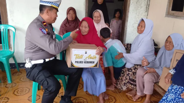 Kapolres Kebumen Salurkan Tali Asih untuk Lansia di Karanggayam