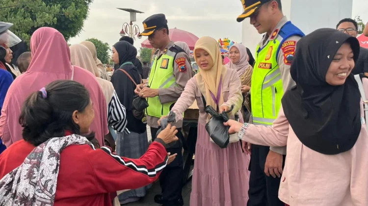 Polres Kebumen Bersama HMI Bagikan Takjil di Alun-Alun Kebumen