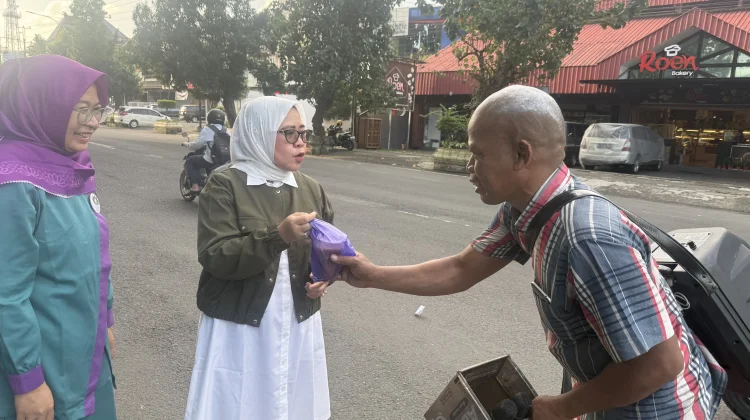Anggota DPR RI Siti Mukaromah Bagikan Takjil untuk Tukang Becak