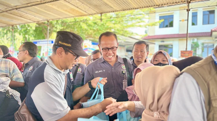 Hanya Lima Menit, Paket Sembako Murah PGRI Banjarnegara Ludes Terjual