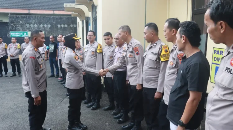 Kunjungi Polsek Bobotsari, Kapolres Purbalingga Tekankan Disiplin dan Pelayanan