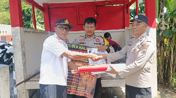Polsek Kalimanah Bantu Revitalisasi Poskamling di Desa Sidakangen