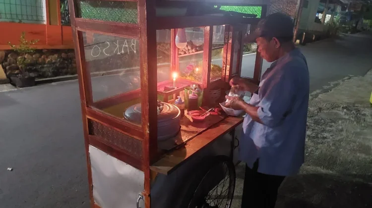 Berjuang di Bulan Puasa, Bakso Keliling Jualan Malam Hari