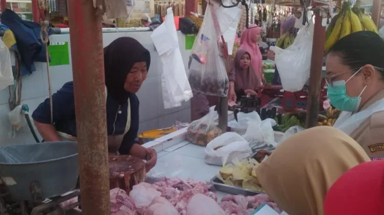 DPPP Purbalingga Monitoring Pangan Asal Hewan di Pasar Bukateja