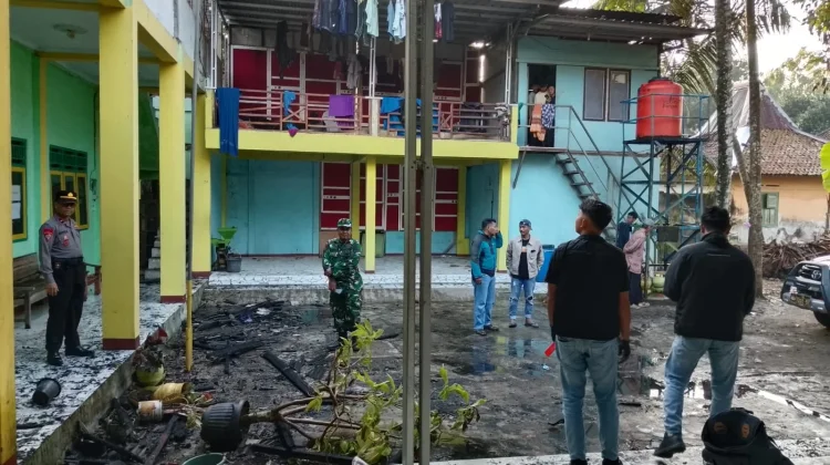 Kebakaran Hanguskan Lantai Dua Ponpes Assidiqiyah