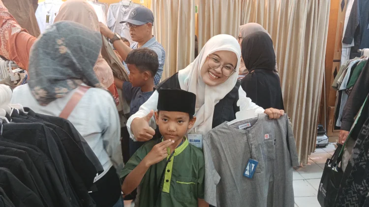 Dompet Dhuafa Purwokerto Ajak Puluhan Anak Yatim Belanja Baju Lebaran