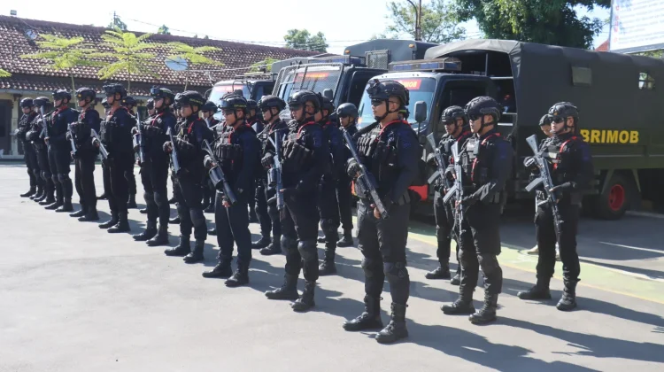 Personel Brimob Perkuat Pelayanan Operasi Ketupat Candi 2026 di Tegal