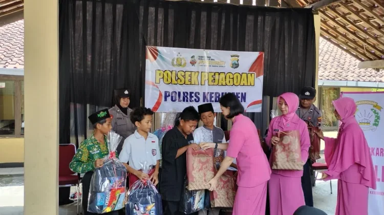 Kapolres Kebumen Salurkan Bantuan Perlengkapan Sekolah
