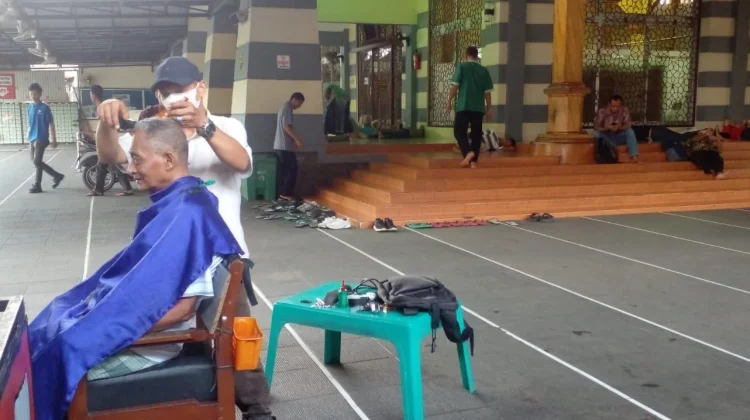 Setiap Jumat, Masjid Darussalam Purwokerto Gelar Potomg Rambut Gratis