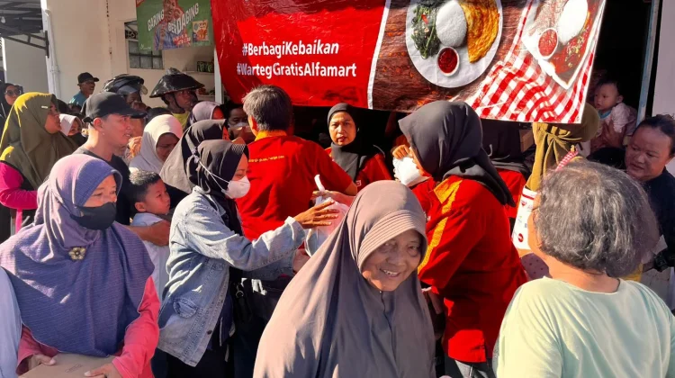 Warteg Gratis Alfamart Hadir di Cilacap, Warga Antre Buka Puasa